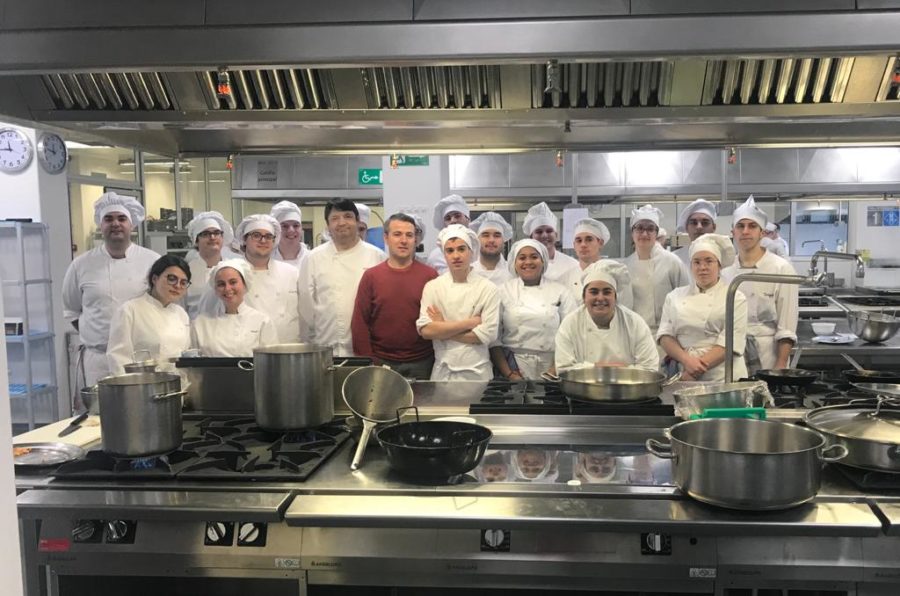 O cociñeiro de Rianxo acompañado dos alumnos do CIFP Compostela esta mañá en Santiago