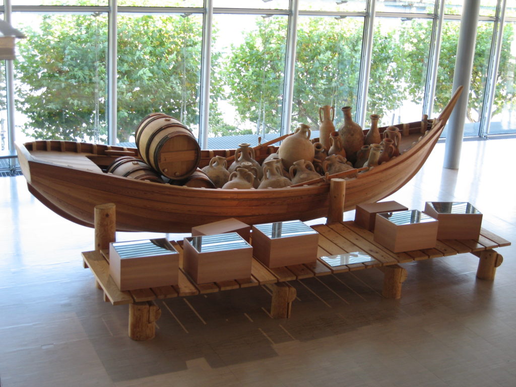 Reconstrución de barca de navegación fluvial romana. Musee Galo- Romain Saint-Romain-en- Gal (Vienne, Francia). Fotografía do autor.