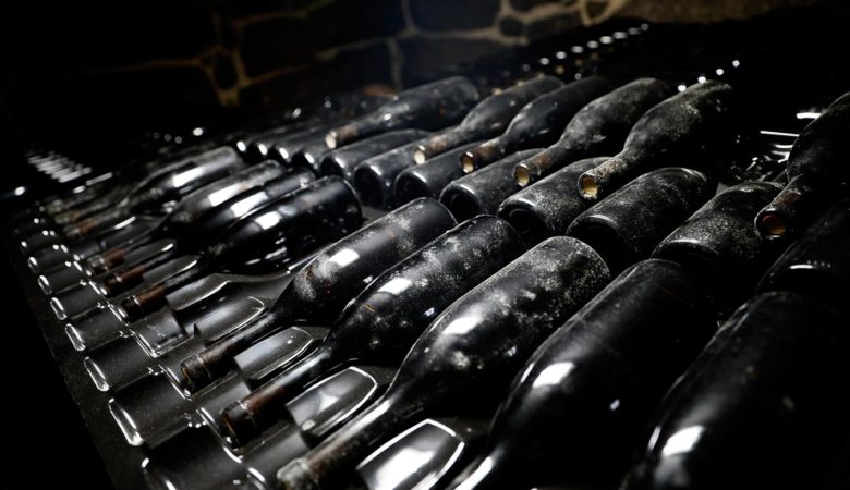 Botellas da adega de Lentille onde repousa o viño máis dun ano