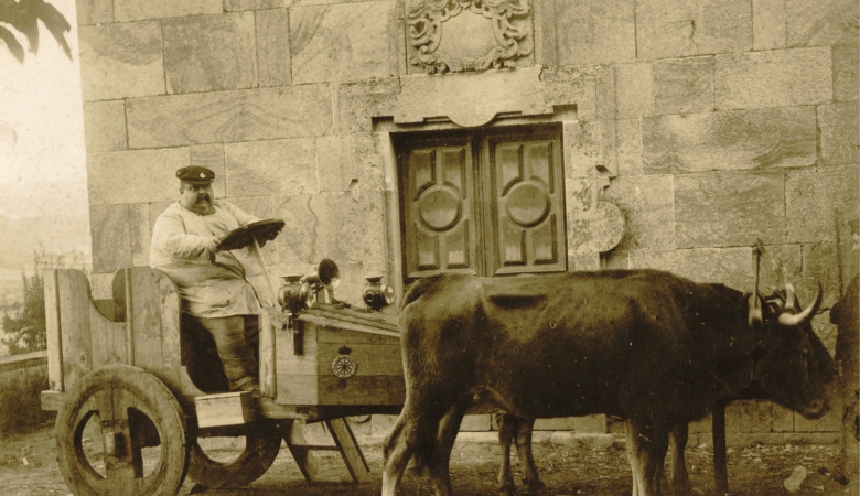 Picadillo nun carro de vacas no pazo familiar de Anzobre. Foto: Arquivo da RAG